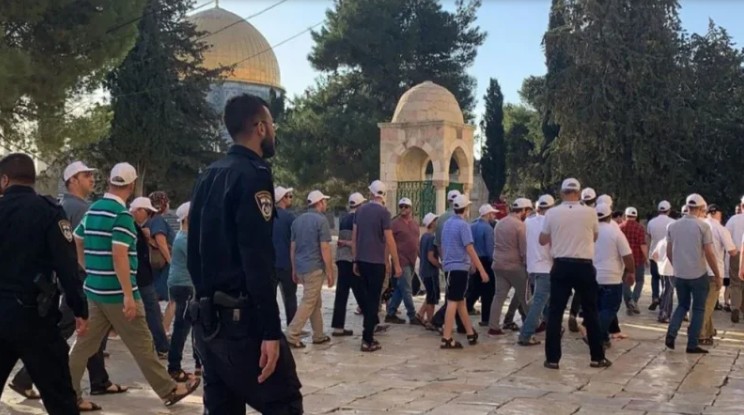 اليوم :عشرات المستوطنين يقتحمون باحات المسجد الأقصى المبارك